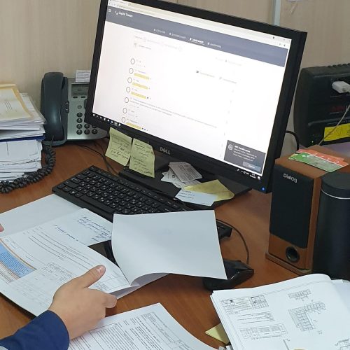 Инженер использует программу на своем рабочем месте